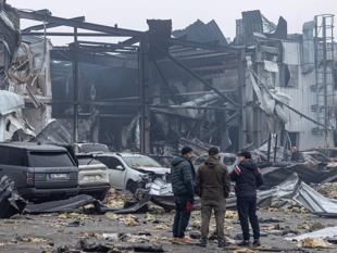 Russia hits arms expo near Kiev, kills 10: officials