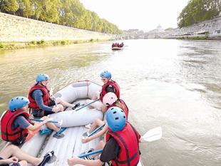 Rafts on Tiber River cool down tourists