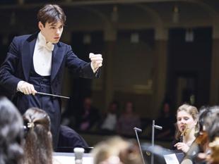 Young conductor takes on ‘Carmina Burana’ at Aspendos