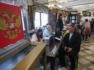 Russians begin voting in election as war drags on