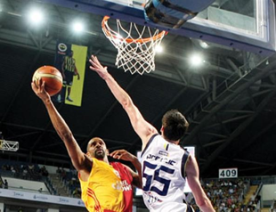 Two fierce rivals meet on basketball court