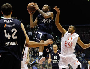 Anadolu Efes hosts Maccabi with lead in Group C at stake