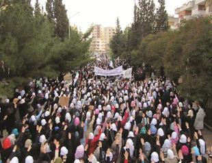Masses rally, Russia criticizes Damascus