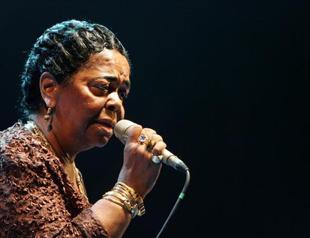 Cape Verdes barefoot diva Cesaria Evora dies