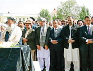 Afghan peace envoy buried to angry scenes