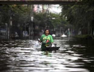 Bangkok residents flee as floods threaten dikes