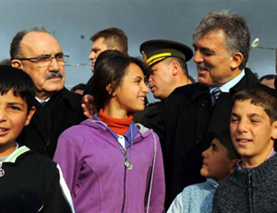 Turkish President Gül visits quake survivors in Van