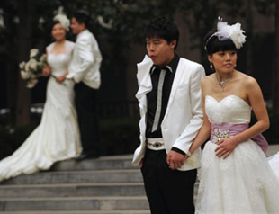 Asian couples rush to wed on auspicious date
