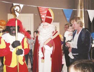 Santa Claus visits Istanbul and celebrates birthday at consulate