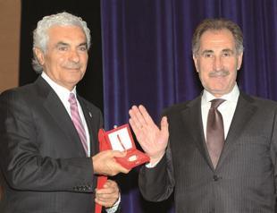 Conductor gets gold music medal