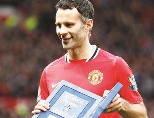 Giggs leads the way for resurgent Manchester United