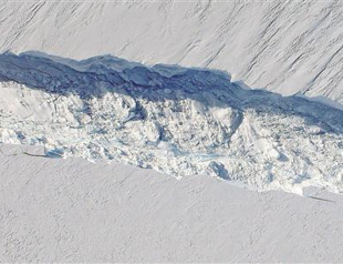 A massive crack growing in Antarctic ice sheet