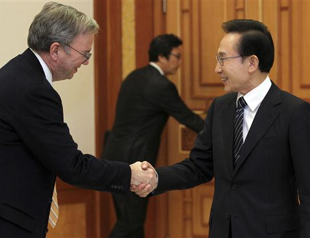 Google chief urges S. Korea to open up Internet