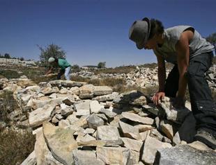 Settlers clash with Israeli troops in West Bank