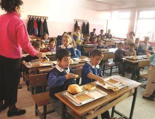 Report proposes free meals in school to solve child poverty