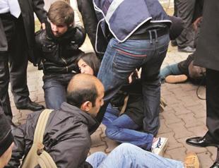 5 detained for protesting president