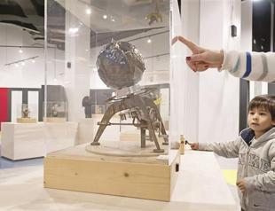 Mechanical Theater entertains children