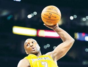 Los Angeles Lakers trade Lamar Odom to NBA champions