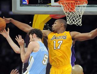 Bynum powers Lakers past Nuggets