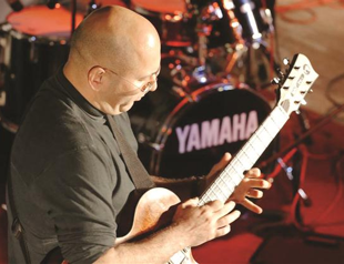 Akın Eldes to perform at Mask Live Music Club