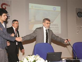 Minister in rare gesture