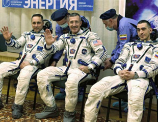 US-Russian crew blasts off for space station