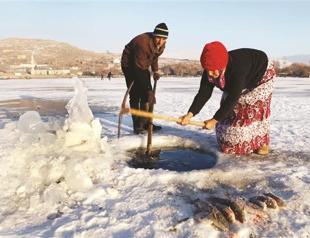 Season for ice-fishing begins on Lake Çıldır