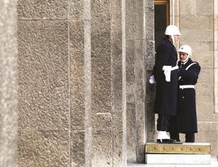 Military guard leaves Parliament, police go in
