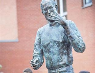 Tech firm immortalizes Steve Jobs in bronze