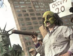 Museums sweeping squares to collect anti-capitalist materials