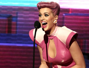 Taylor Swift wins, Bieber doesnt at American Music Awards