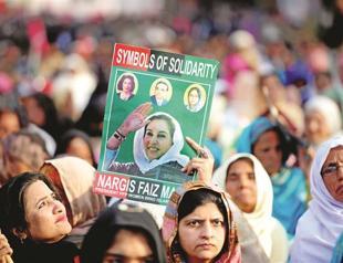 Zardari vows defiance on Bhutto anniversary