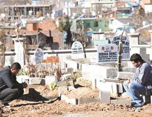 Two brothers kill runaway sister in front of police