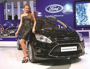 Auto companies driving fast, riskily in credit lane