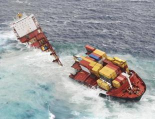 Storm rips stranded New Zealand ship in half