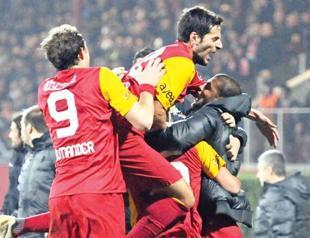 Galatasaray makes it 8 for 8 in Super League