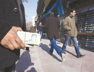 Iran bans unofficial money trade after rial fall