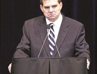 Fans pay final tribute to Paterno with public memorial