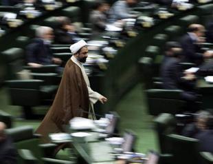Iran Parliament delays bill to cut EU oil exports