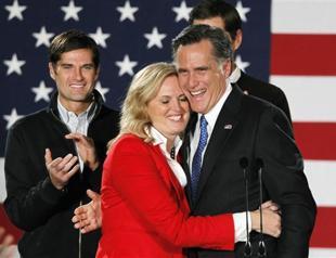 Romney edges out Santorum in Iowa
