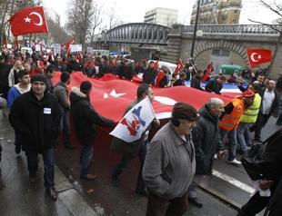 Turkey threatens new sanctions in France genocide row
