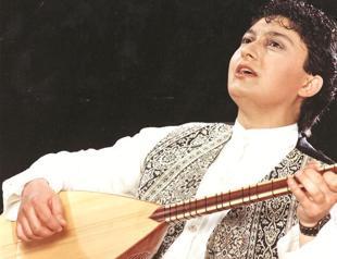 Turkish folk singer on stage to aid quake-stricken Van
