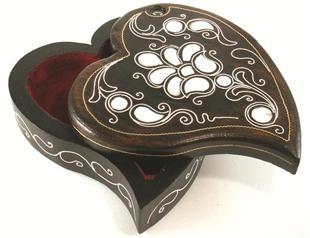 Mother-of-pearl turning into art in female hands