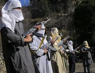 Pakistani militants kill 15 security officers