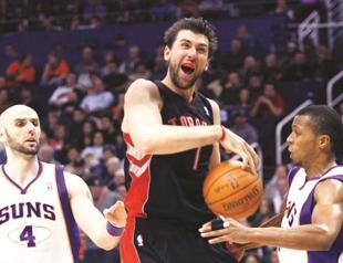 Bargnani returns as Raptors end losing skid against Suns