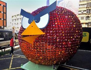 Popular game Angry Birds premiers on Facebook