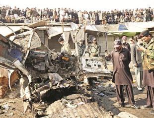 Bomb hits Pakistan amid political chaos