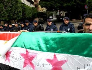 Syrian Kurds mistrust government and opposition-activists