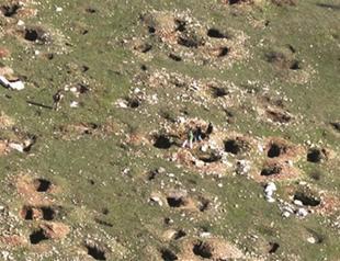 Raiders plundering Byzantine treasures