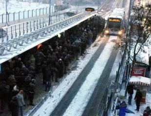 Heavy snow paralyzes European side of Istanbul